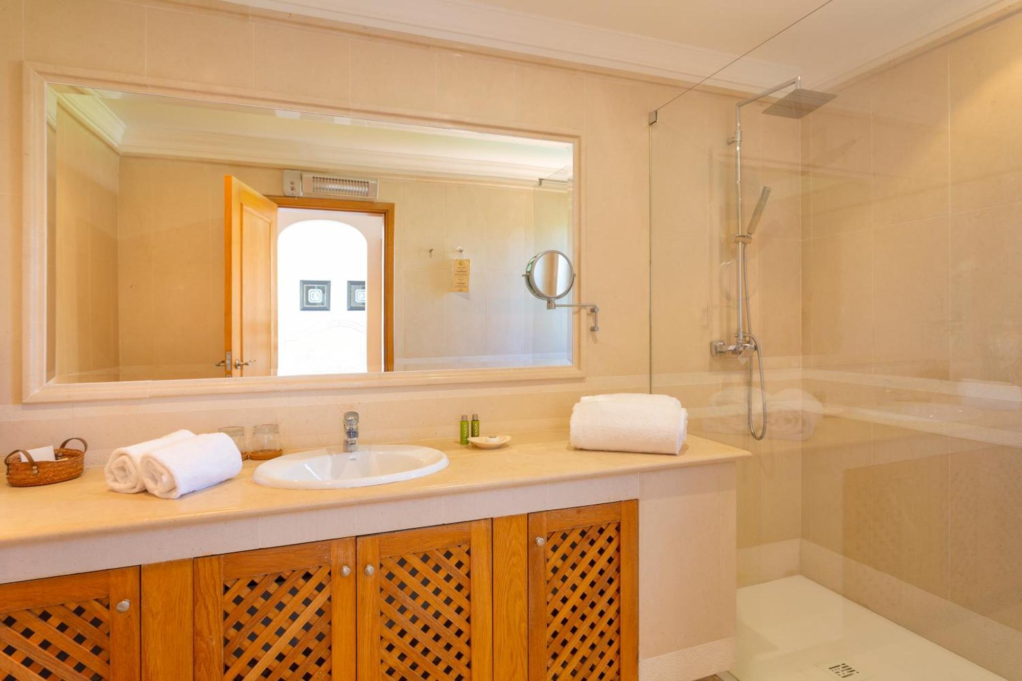 Superior Four-Bedroom Villa Pool,1516402573:JPEG